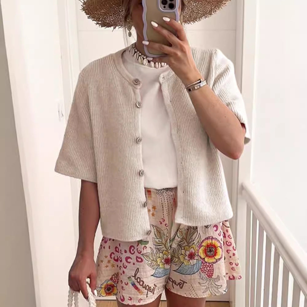 Amy – Strickjacke mit halboffenem Kragen und Knöpfen