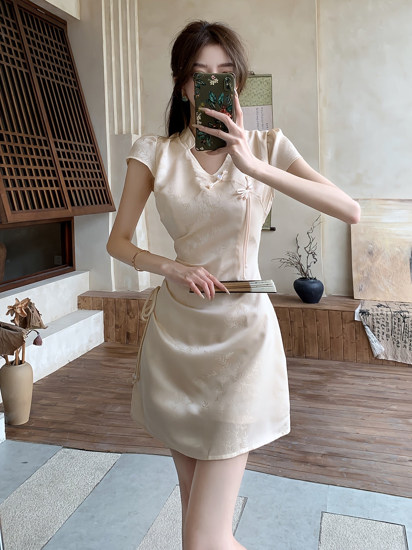 Elegantes Satin-Sommerkleid – Beige, V-Ausschnitt, Kurzarm, Taillen-Kordelzug, A-Linie