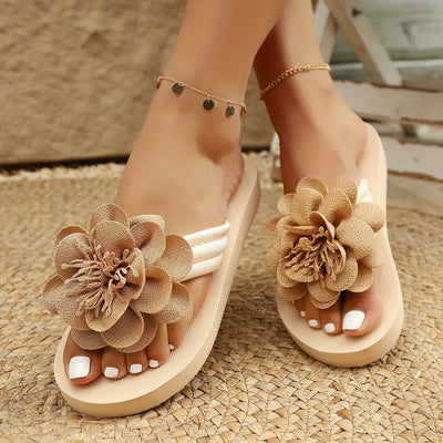 Stylische Damen-Slipper mit Blumendetail für den Sommer - BlütenSchritt