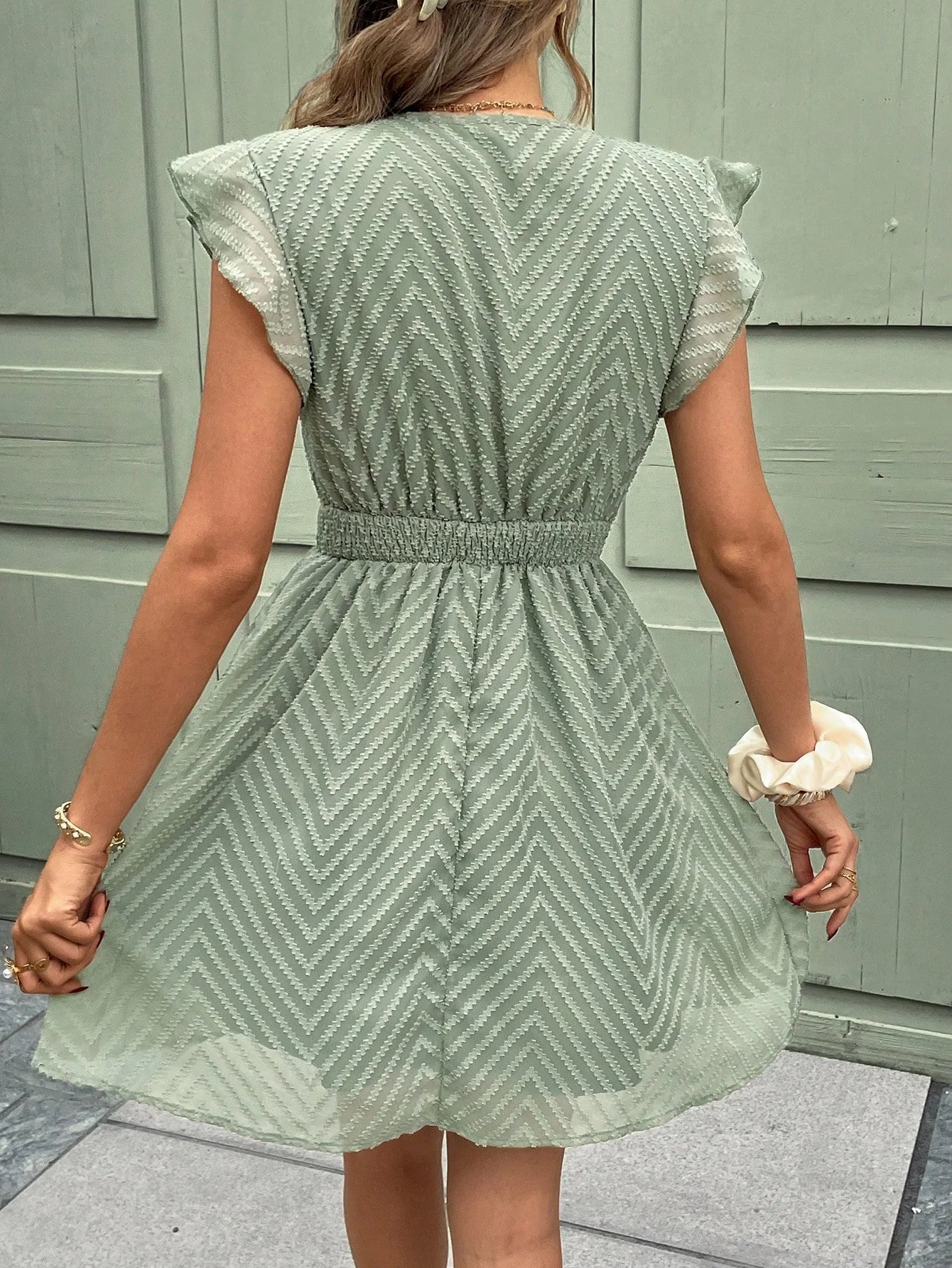 Sommerkleid mit V-Ausschnitt & Häkelspitze – Luftiges Kurzarmkleid mit Taillenbund