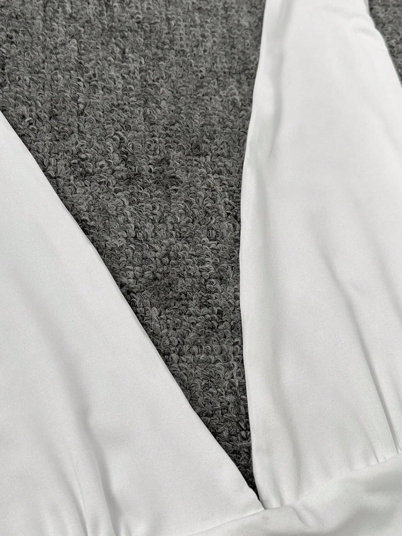 Minikleid mit Halterneck und Skater-Schnitt – Figurbetont & Feminin