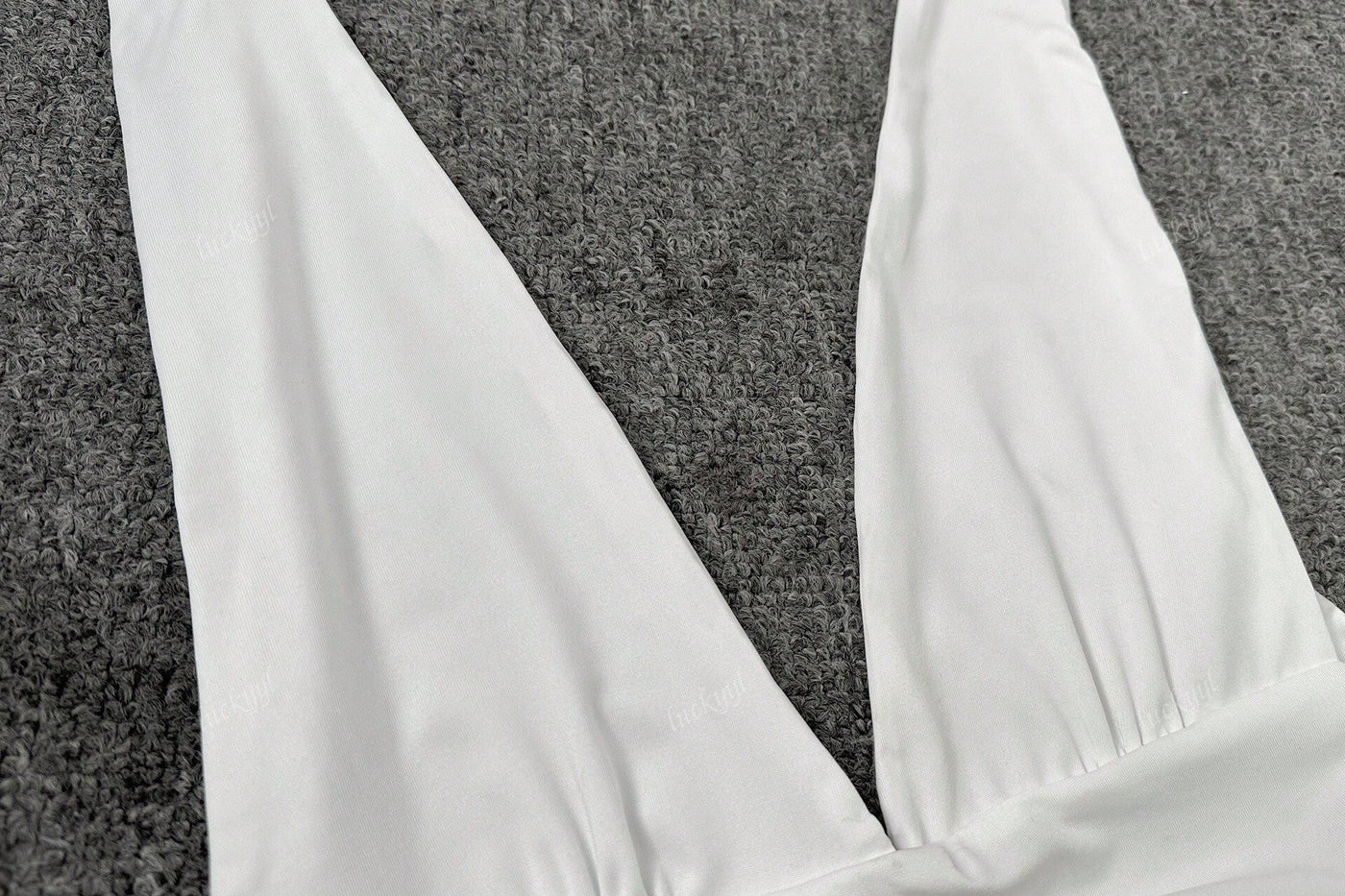 Minikleid mit Halterneck und Skater-Schnitt – Figurbetont & Feminin