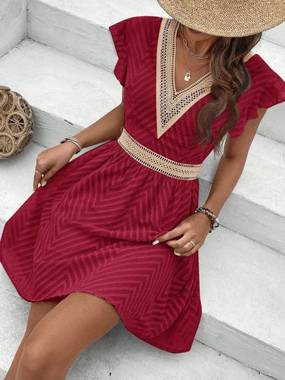 Sommerkleid mit V-Ausschnitt & Häkelspitze – Luftiges Kurzarmkleid mit Taillenbund