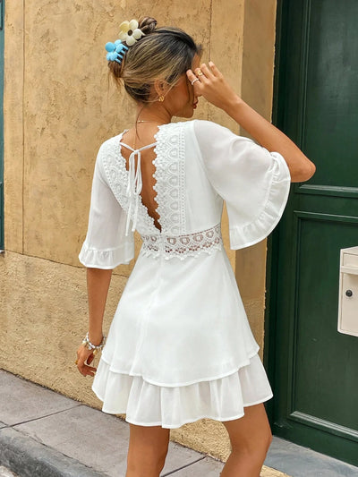Weißes Boho-Sommerkleid mit Spitze und Volants – V-Ausschnitt & lockerer Schnitt | Zendoo