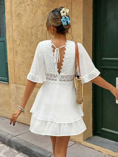 Weißes Boho-Sommerkleid mit Spitze und Volants – V-Ausschnitt & lockerer Schnitt | Zendoo