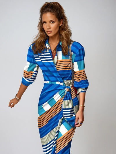 Arlina – Gestreiftes Wickelkleid mit femininer Passform und lebendigem Stil