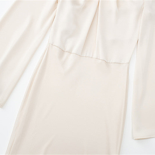 Audrey – Rückenfreies Frauenkleid aus Satin