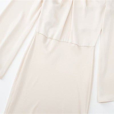 Audrey – Rückenfreies Frauenkleid aus Satin