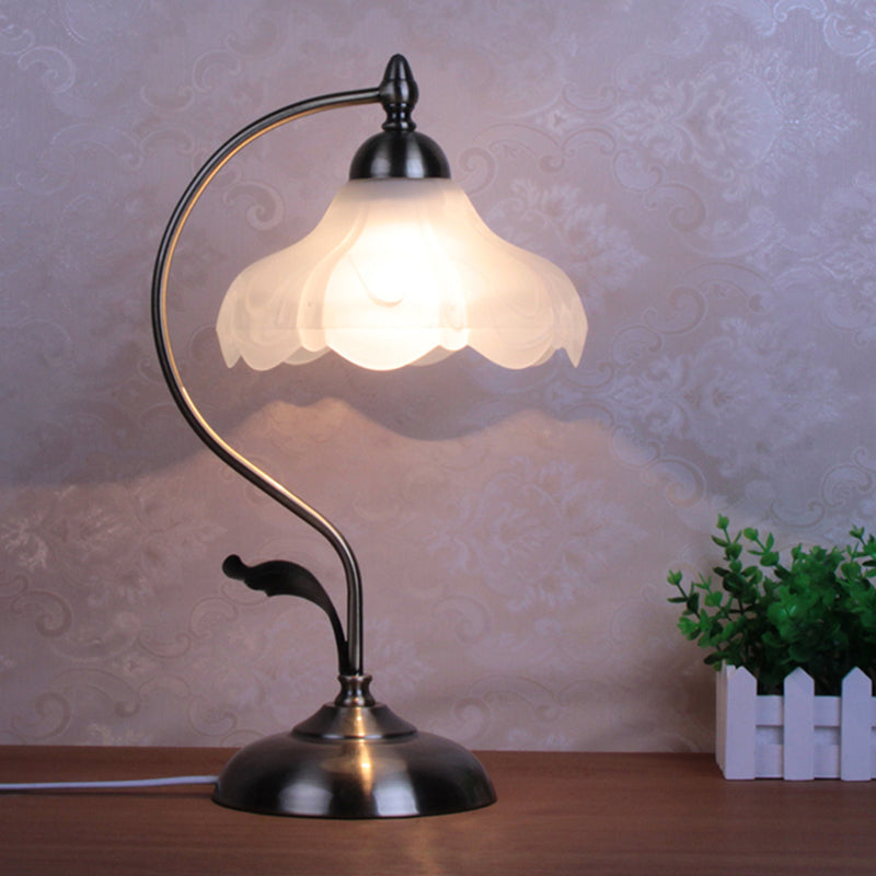 Veloura | Elegante Opalglas Tischlampe mit Vintage-Charme