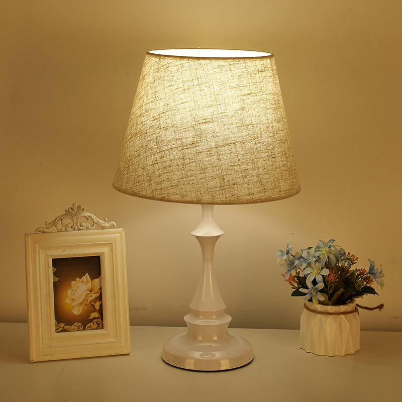 LuxeBeam Eisen Nachttischlampe – Minimalistische Tischlampe mit konischer Stoffschirm