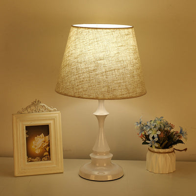 LuxeBeam Eisen Nachttischlampe – Minimalistische Tischlampe mit konischer Stoffschirm