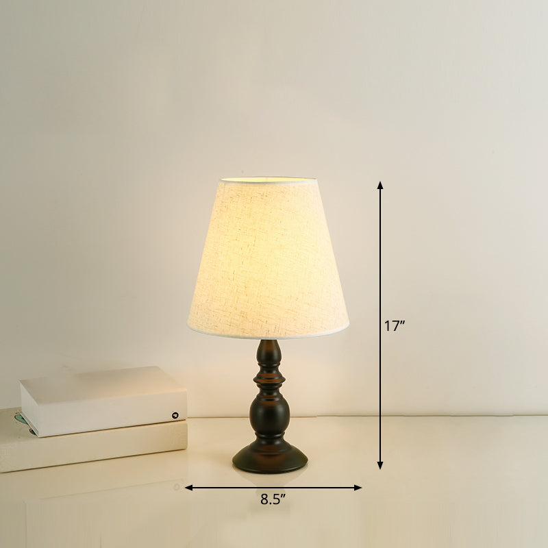 LuxeBeam Eisen Nachttischlampe – Minimalistische Tischlampe mit konischer Stoffschirm