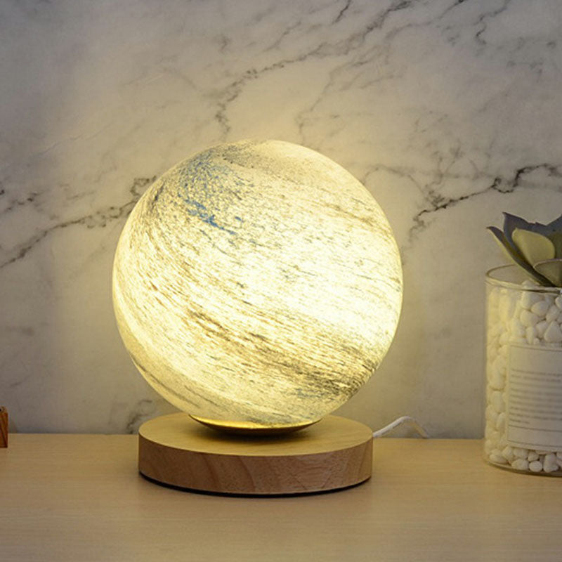 LunarGlow Mini Nachttischlampe – Postmoderne Tischlampe mit Holzfuß