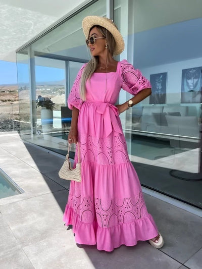 Sandra – Lässiges Kleid mit Spitzenbesatz und Taillenbindung