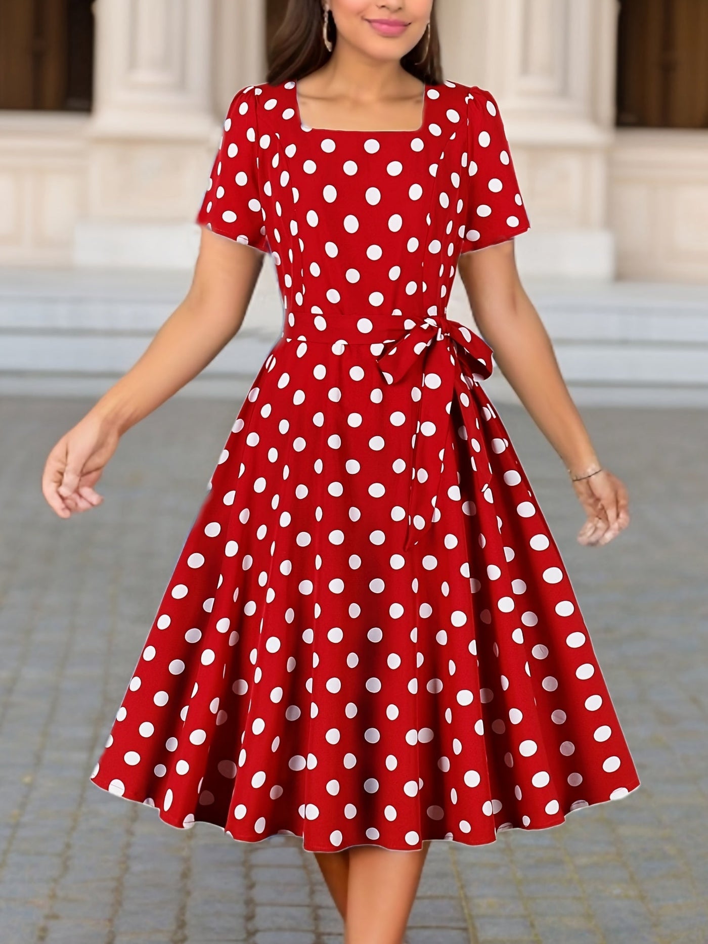 Elegantes Polka-Dot-Sommerkleid – Karree-Ausschnitt, Kurzarm, Figurschmeichelnd