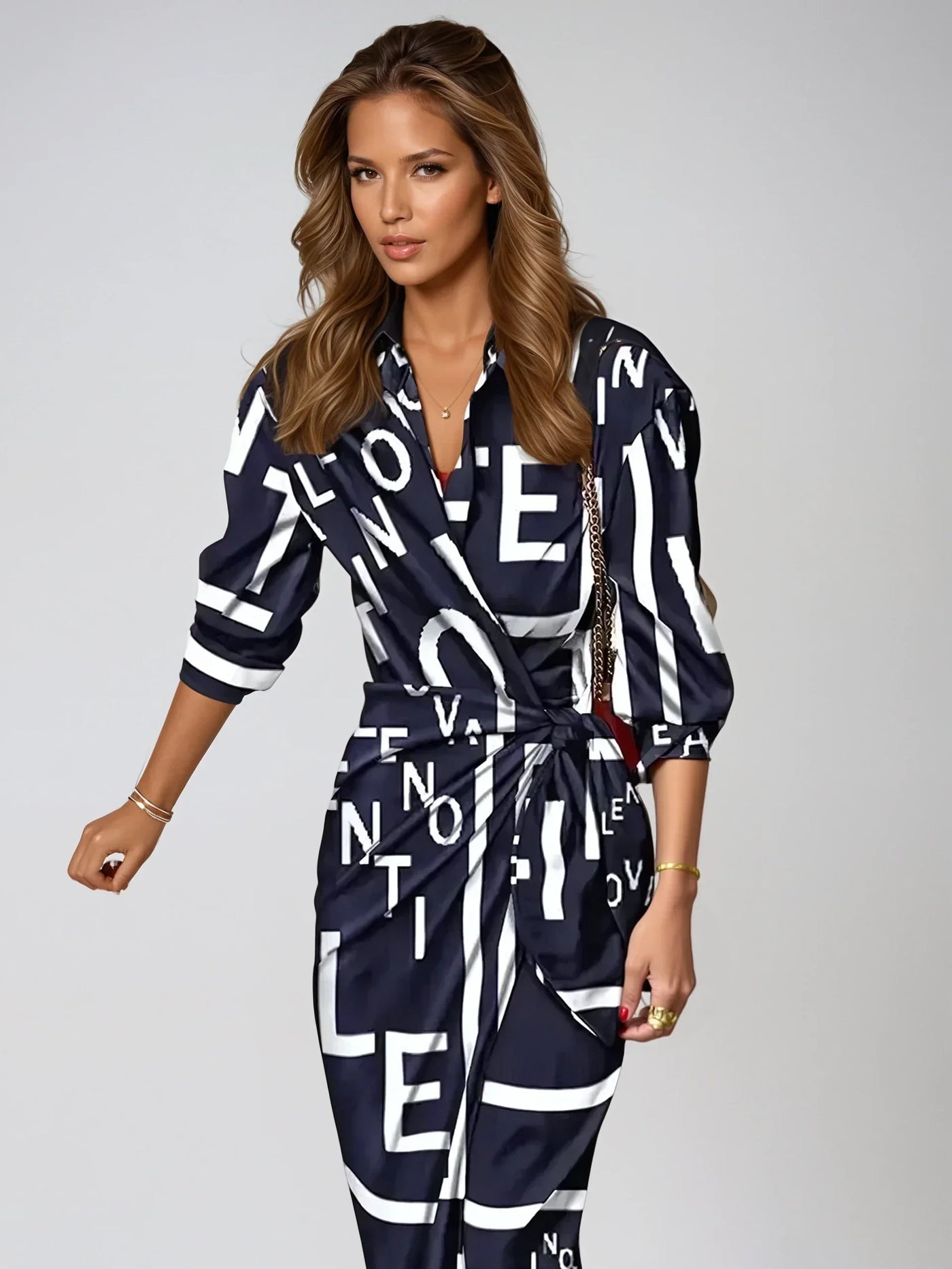 Arlina – Gestreiftes Wickelkleid mit femininer Passform und lebendigem Stil