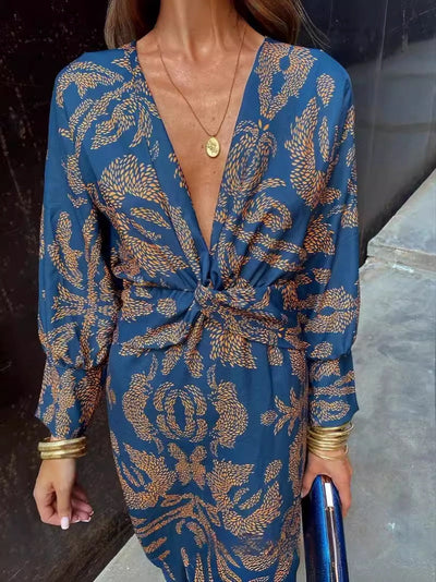 Judith – Gemaltes Kleid mit V-Ausschnitt und drei Viertel-Ärmeln