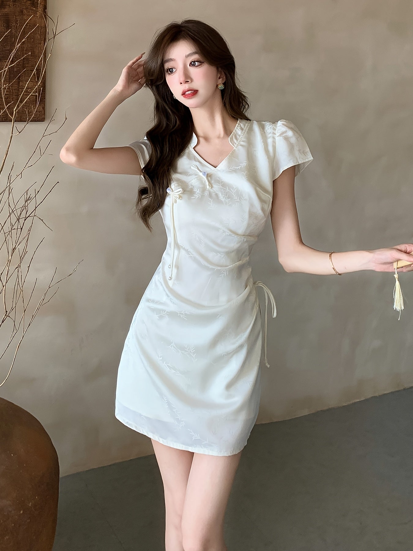 Elegantes Satin-Sommerkleid – Beige, V-Ausschnitt, Kurzarm, Taillen-Kordelzug, A-Linie