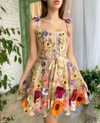 Brisa | Sommerkleid mit geprägter Blumenstickerei