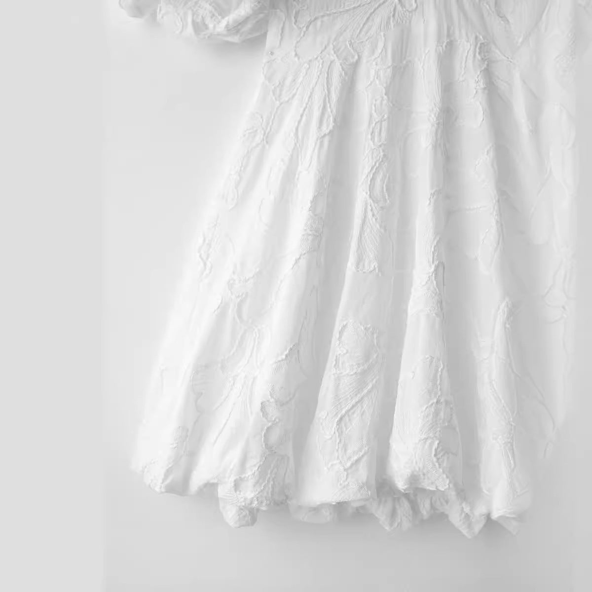 Tara – Fluffiges Kleid mit Stickerei