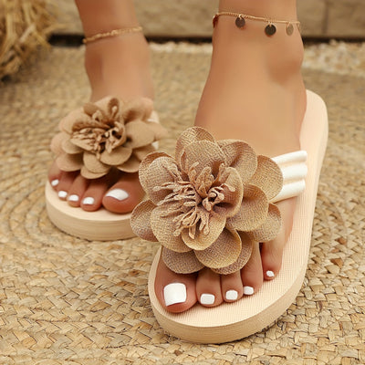 Stylische Damen-Slipper mit Blumendetail für den Sommer - BlütenSchritt