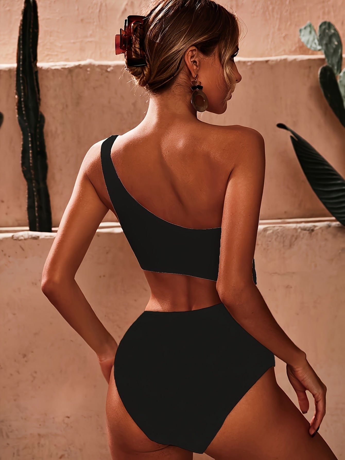 Einteiliger Badeanzug mit einer Schulter – Elegant, figurbetont & mit Cut-Out-Taille