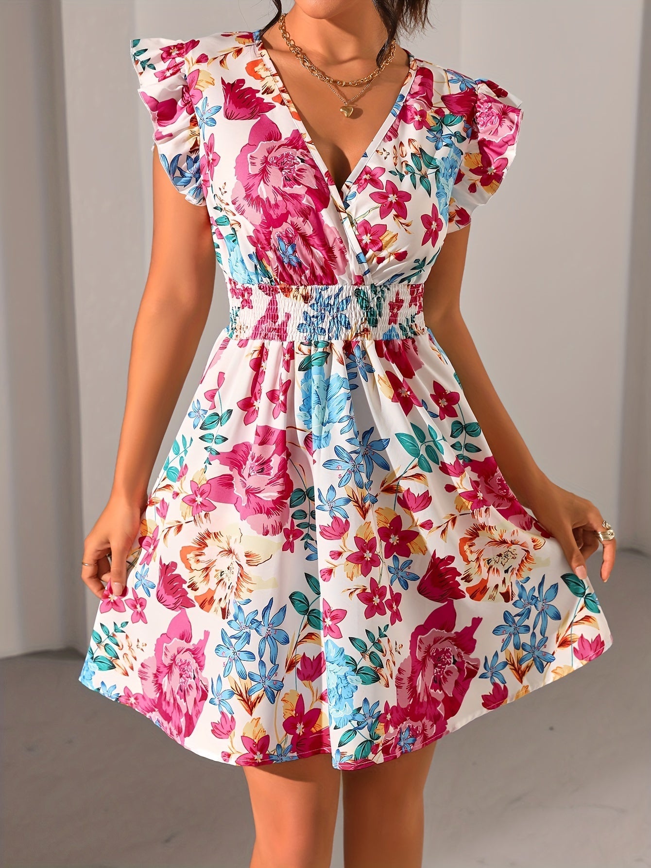 Elegantes Blumenkleid – V-Ausschnitt, Rüschen, geraffte Taille, luftig & bequem für Frühling