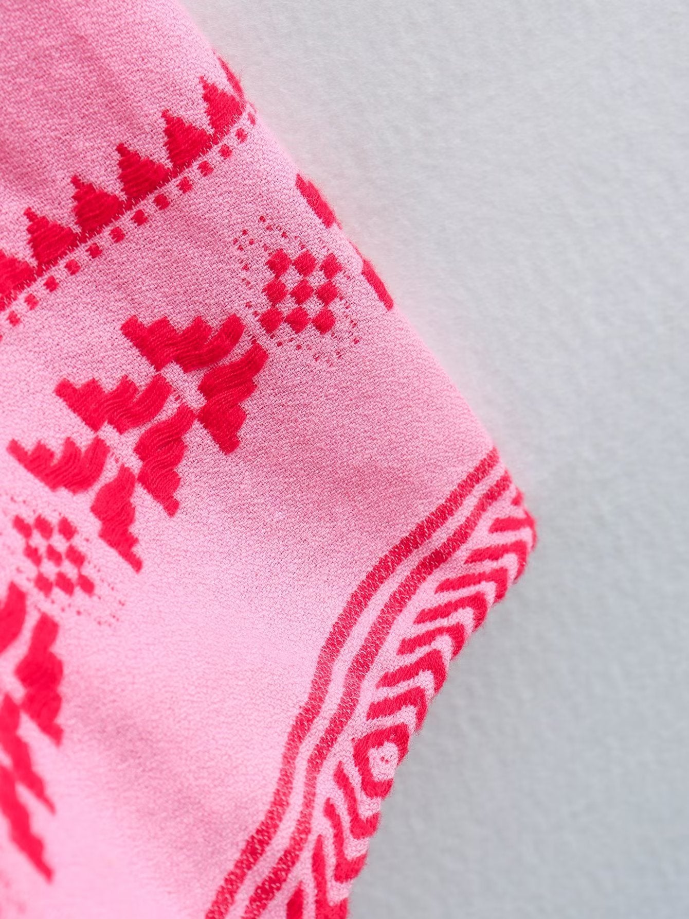 Claire – Langes Damen-Strickkleid mit Häkel-U-Ausschnitt und Spaghetti-Trägern