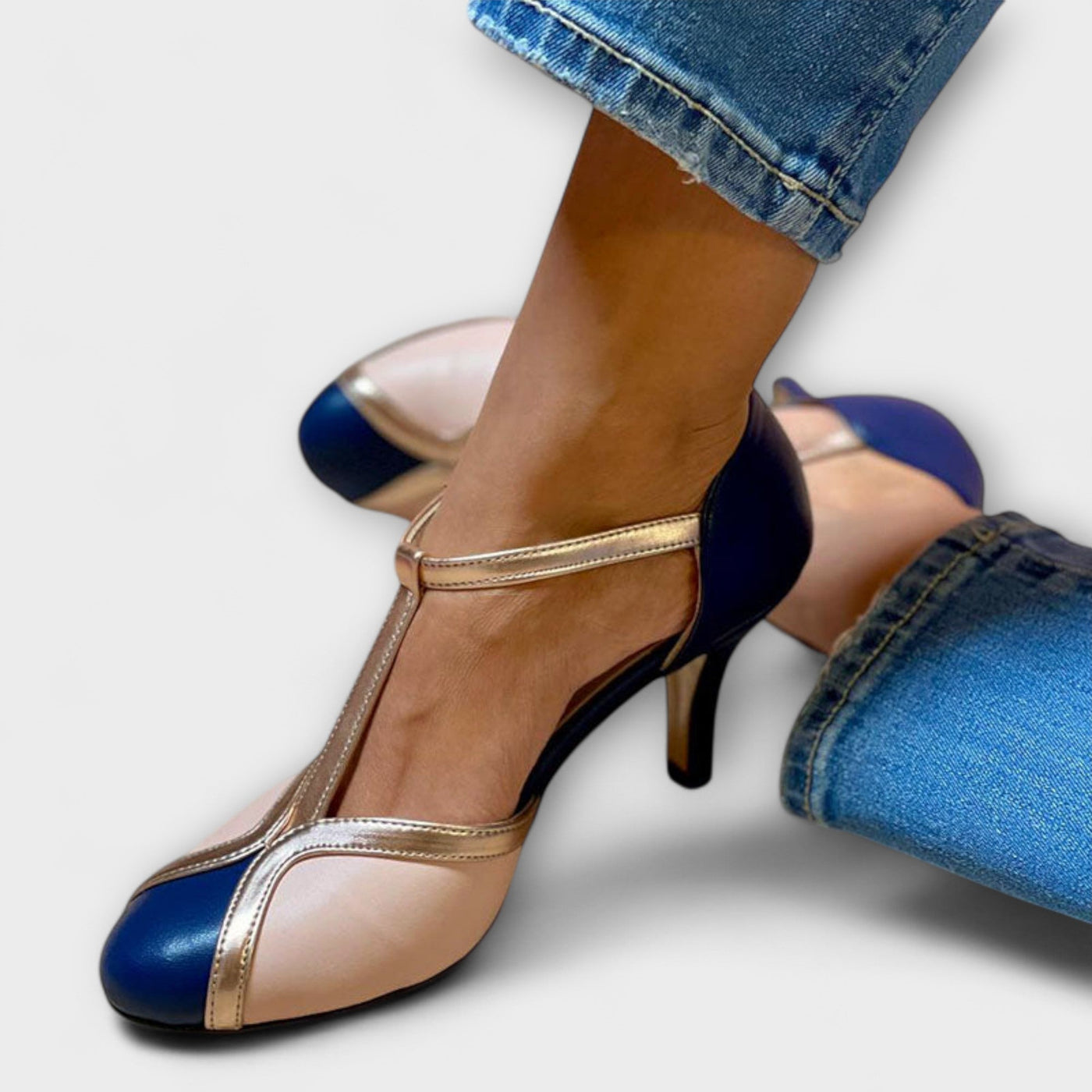 Alessia – Eleganz mit Zwei-Tönen T-Riemen