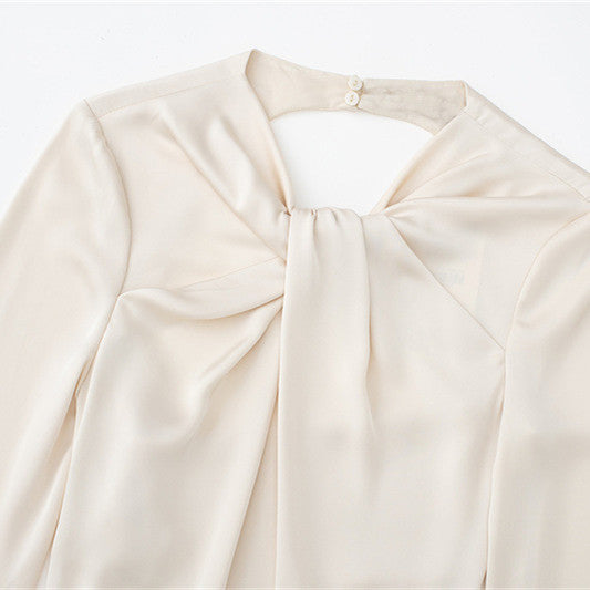 Audrey – Rückenfreies Frauenkleid aus Satin