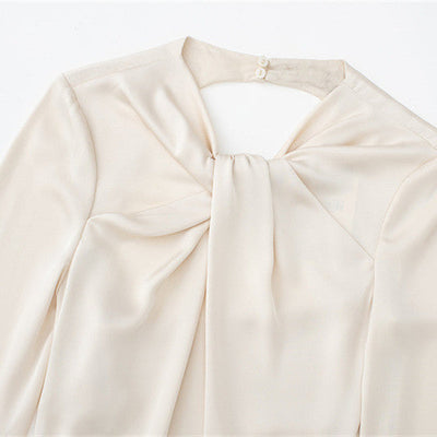 Audrey – Rückenfreies Frauenkleid aus Satin