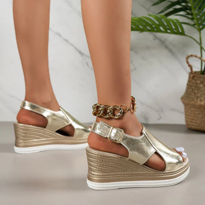 Modischer damenschuh mit hoher sohle