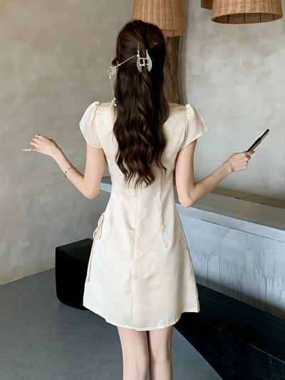 Elegantes Satin-Sommerkleid – Beige, V-Ausschnitt, Kurzarm, Taillen-Kordelzug, A-Linie