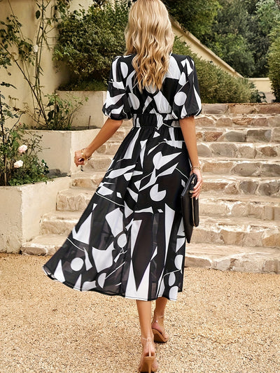 Elegantes Sommerkleid – Tailliert, Lang, V-Ausschnitt, Bedruckt, Luftig & Feminin