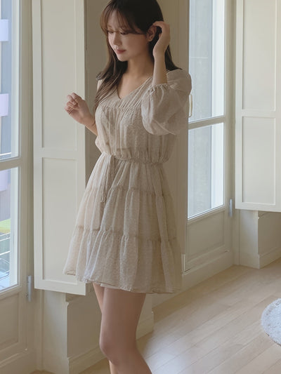 Elegantes Sommerkleid – Chiffon, Blumenmuster, V-Ausschnitt, Taillenbindung