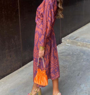 Judith – Gemaltes Kleid mit V-Ausschnitt und drei Viertel-Ärmeln