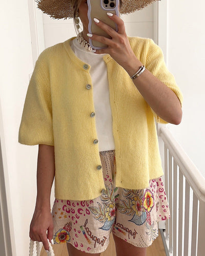 Amy – Strickjacke mit halboffenem Kragen und Knöpfen