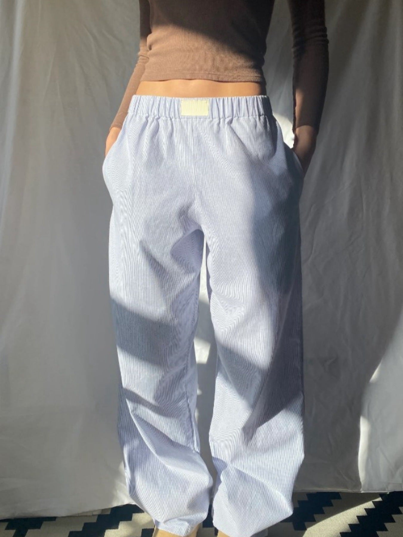 Melissa – Breite Hose mit vertikalen Streifen und elastischem Bund