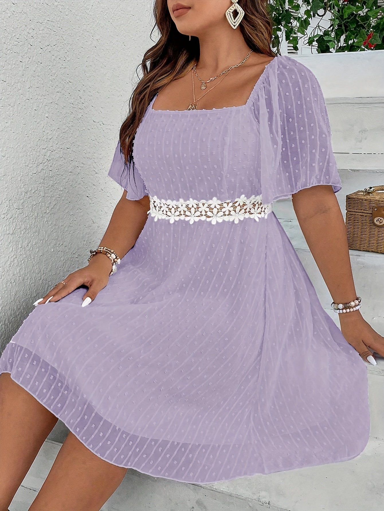 Plus-Size Sommerkleid – Elegantes Kleid mit Schweizer Punkten & Spitzenbesatz