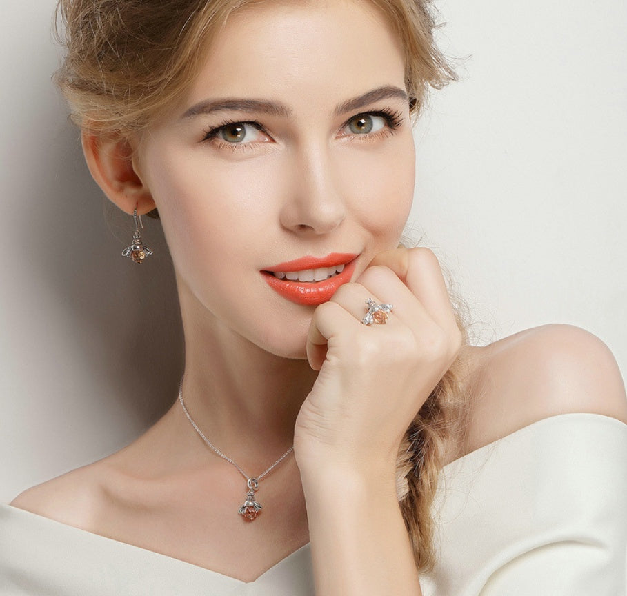 Tara – Niedliche kleine Bienen Ohrringe aus Sterlingsilber mit Zirkon