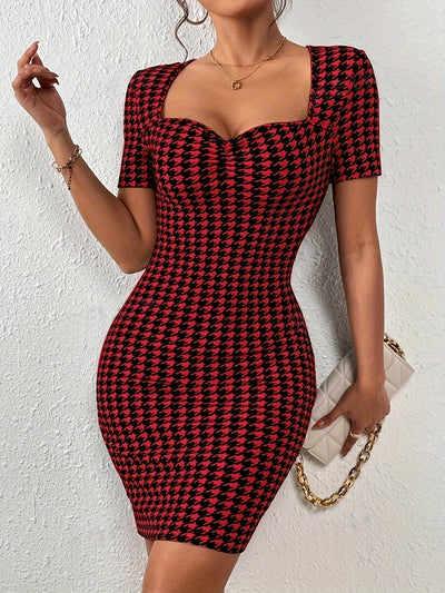 Elegantes Hahnentritt-Kleid – figurbetont, herzförmiger Ausschnitt, kurzarm, stilvoll