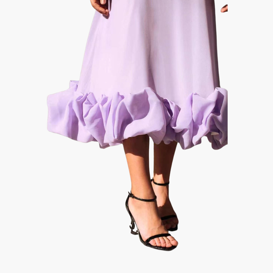 Elegantes fließendes Kleid für Frauen - mit Rüschen am Saum