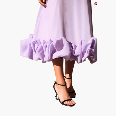 Elegantes fließendes Kleid für Frauen - mit Rüschen am Saum