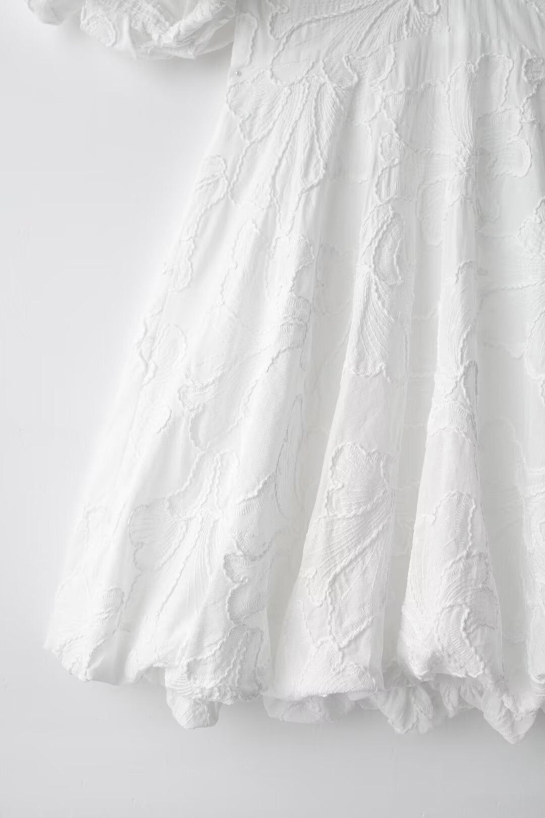 Tara – Fluffiges Kleid mit Stickerei