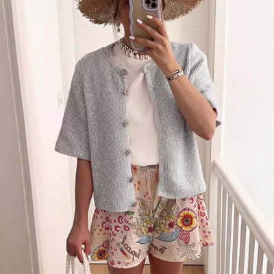 Amy – Strickjacke mit halboffenem Kragen und Knöpfen