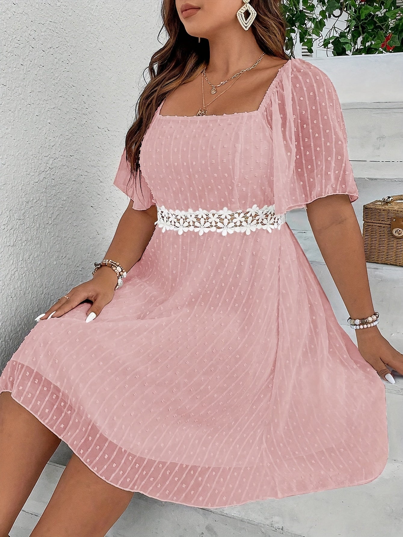 Plus-Size Sommerkleid – Elegantes Kleid mit Schweizer Punkten & Spitzenbesatz