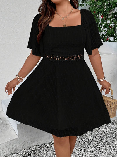 Plus-Size Sommerkleid – Elegantes Kleid mit Schweizer Punkten & Spitzenbesatz