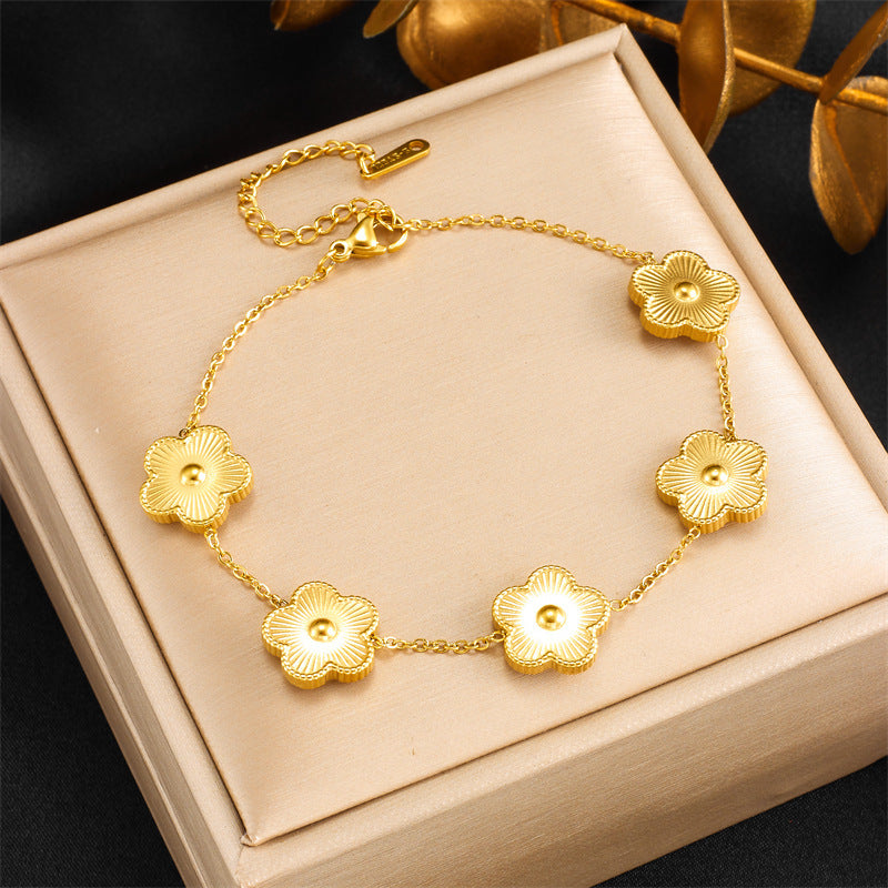 Katie – Goldbeschichtetes Blumenarmband aus Ketten
