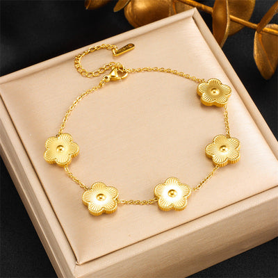 Katie – Goldbeschichtetes Blumenarmband aus Ketten
