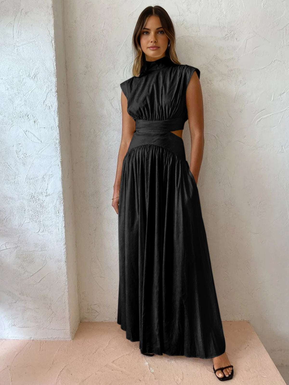 Ärmelloses Maxikleid mit Stehkragen und Taillen-Cut-Out